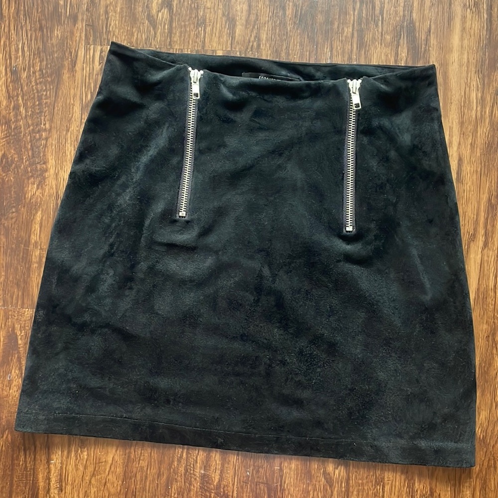 Suede skirt with 2 zippers in the front